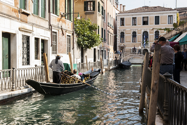 Venezia - Canali con gondola